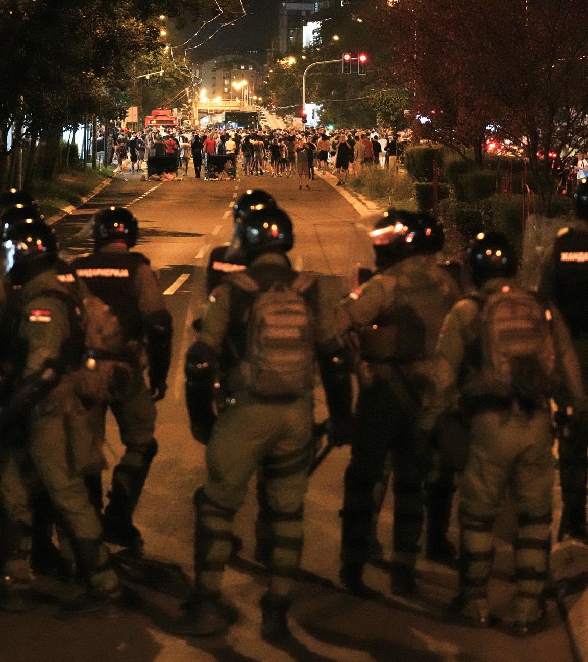 Ein Zusammenstoßen von Polizeikräften und Demonstration in Belgrad
