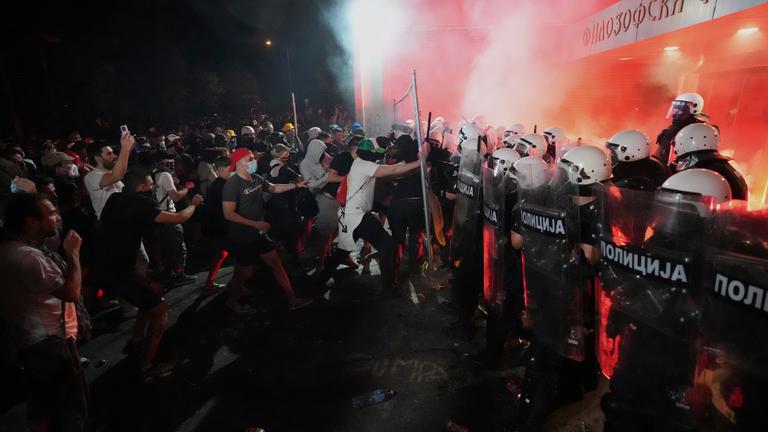 Demonstranten und Polizisten gehen in der Stadt Novi Sad aufeinander los. Tränengaswolken in der Luft.