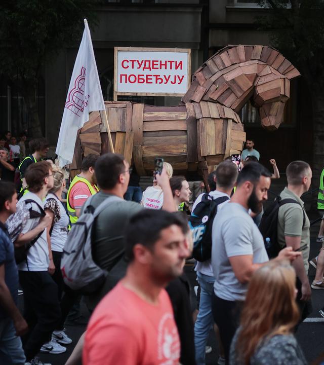 Regierungsgegner mit der Darstellung eines trojanischen Pferdes bei einer Kundgebung gegen Präsident Vucic.