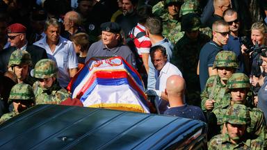 Serbische Militärangehörige gehen auf dem Friedhof Topčider in Belgrad (Serbien) am Sarg des ehemaligen bosnisch-serbischen Armeekommandanten Ratko Mladić vorbei