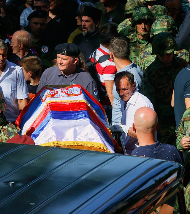 Serbische Militärangehörige gehen auf dem Friedhof Topčider in Belgrad (Serbien) am Sarg des ehemaligen bosnisch-serbischen Armeekommandanten Ratko Mladić vorbei
