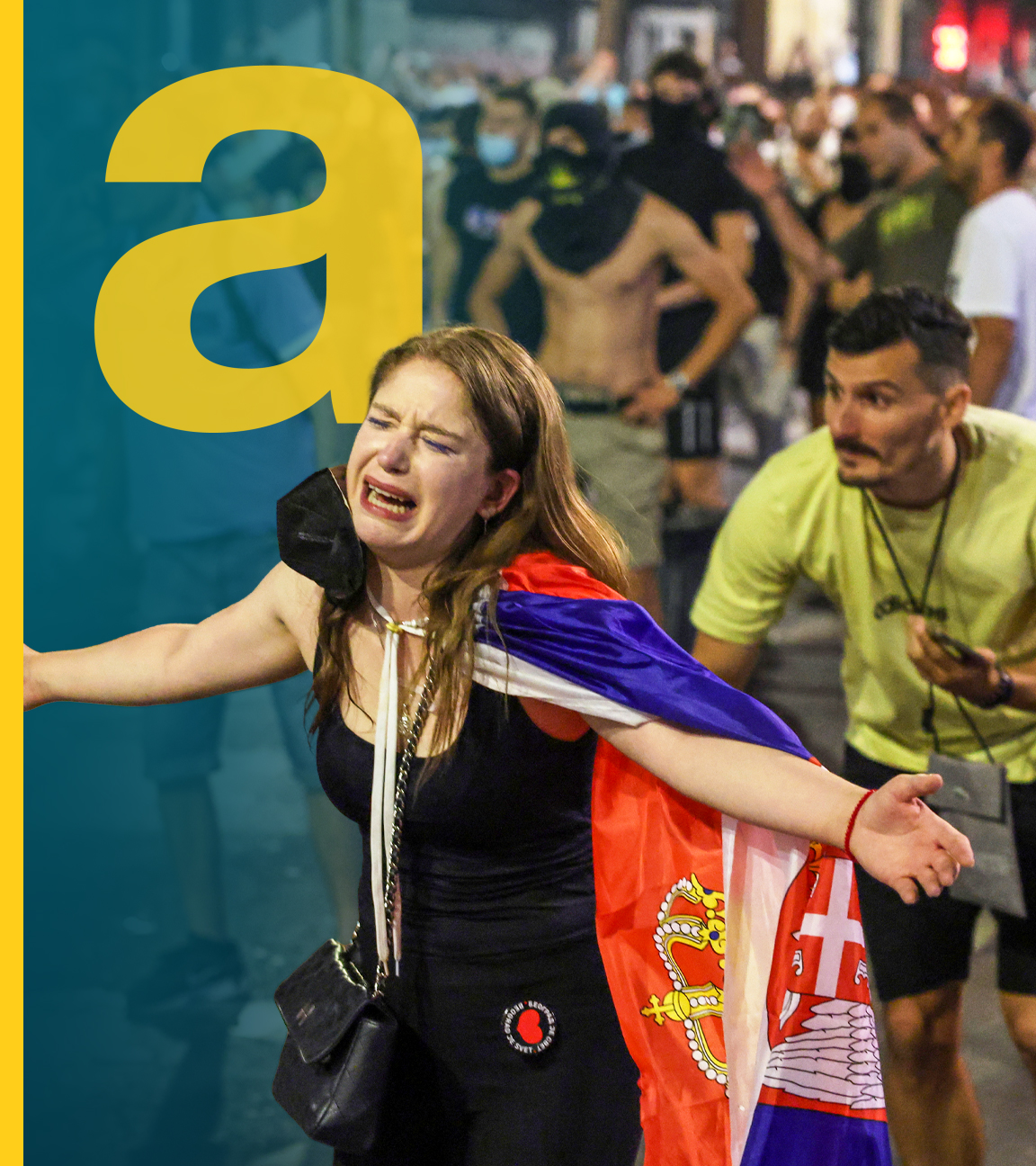 Eine weinende Frau mit der Flagge Serbiens auf einer Demonstration
