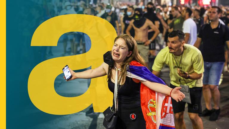 Eine weinende Frau mit der Flagge Serbiens auf einer Demonstration