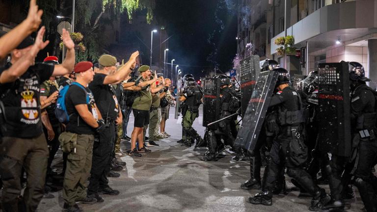 Demonstranten stehen während einer Anti-Regierungs-Kundgebung in Valjevo vor Bereitschaftspolizisten