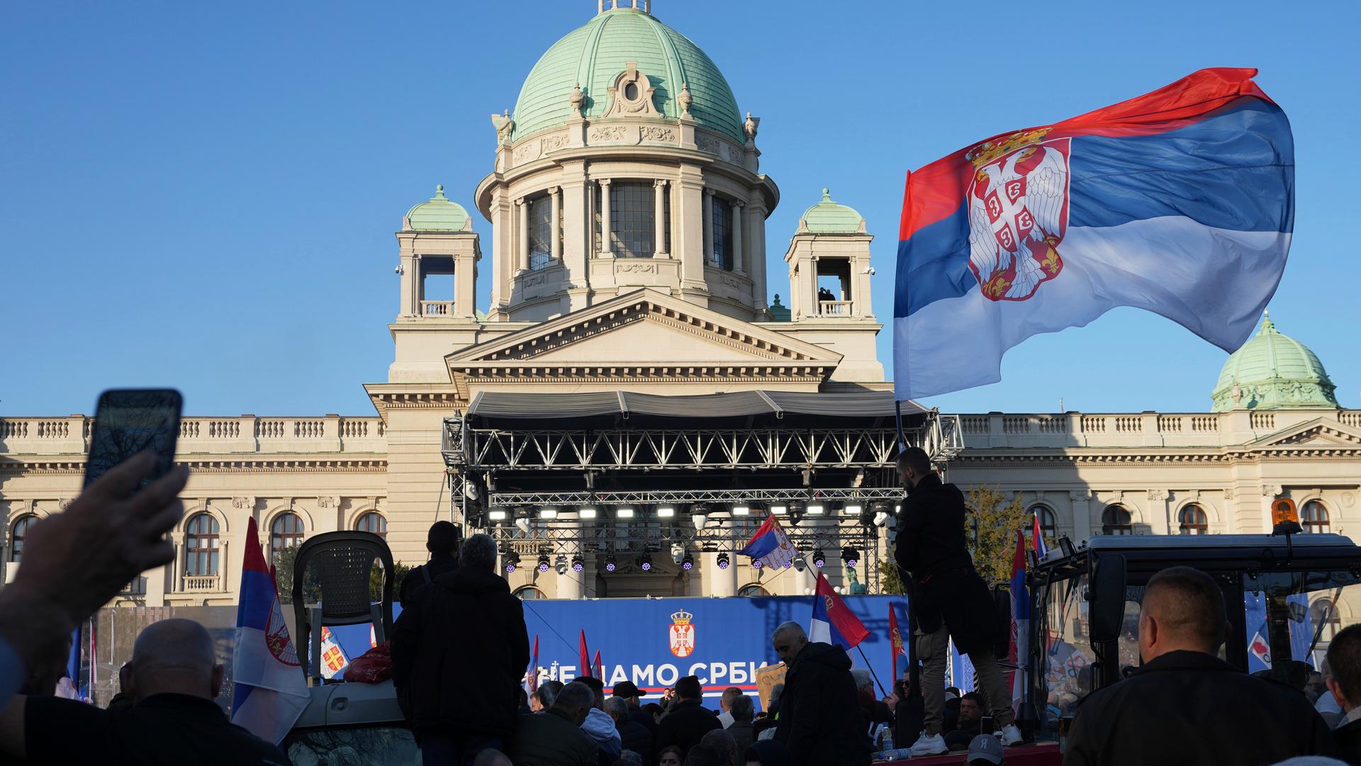 Anhänger des serbischen Präsidenten Aleksandar Vucic versammeln sich während einer Kundgebung.