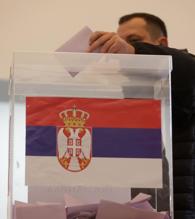 Ein Mann gibt in einem Wahllokal während der vorgezogenen Parlamentswahlen in Belgrad, Serbien seine Stimme ab. 