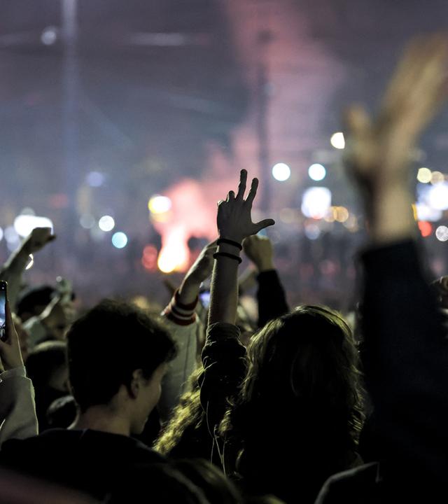 Menschen feiern am 26. Oktober 2026 den Wahlerfolg in Belgrad, Serbien.