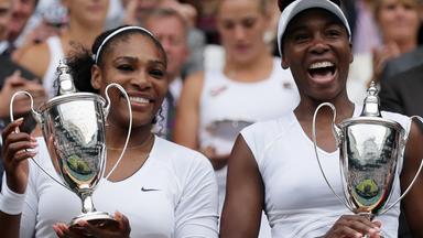 Serena und Venus Williams posieren nach ihrem Wimbledon-Sieg 2016 mit Pokalen