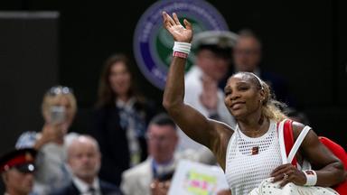 Serena Williams aus den USA grüßt die Zuschauer in London am 30. Juni 2026.