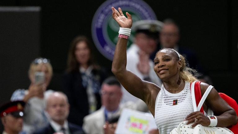 Serena Williams aus den USA grüßt die Zuschauer in London am 30. Juni 2026.