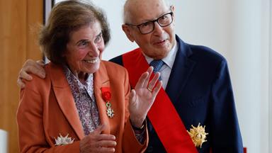 Der französische Aktivist und Nazi-Jäger Serge Klarsfeld und seine Frau, die deutsch-französische Journalistin und Nazi-Jägerin Beate Klarsfeld, sind während einer Ordensverleihung in der französischen Botschaft in Berlin