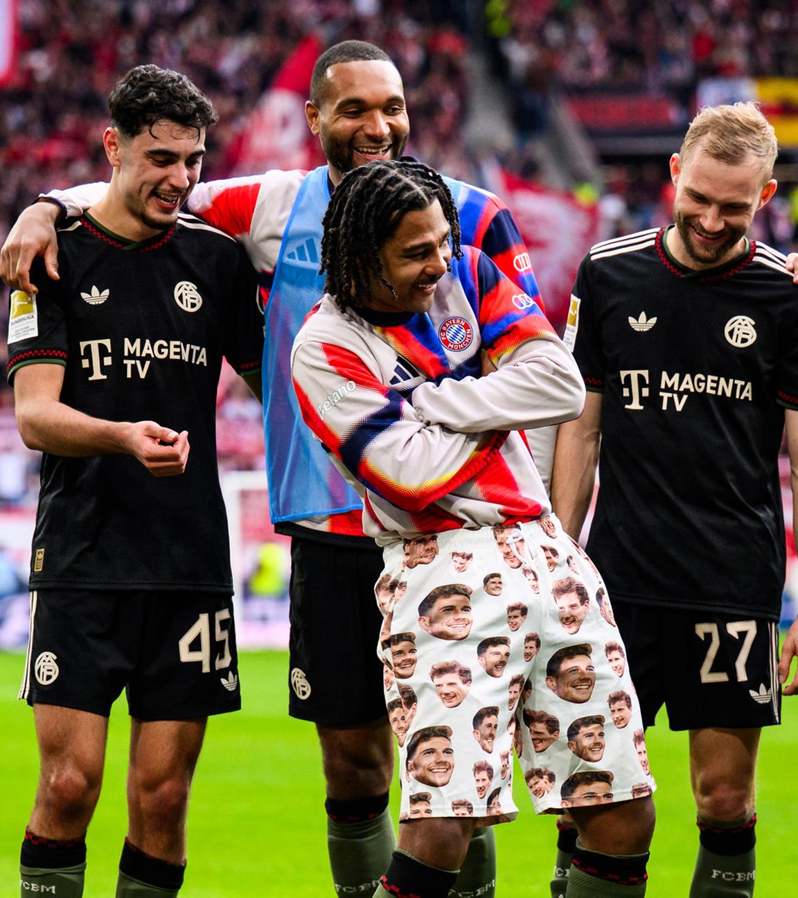 Bayern Spieler Serge Gnabry trägt nach dem Spiel gegen SC Freiburg am 04.04.2026 eine Hose mit dem Gesicht des Bayern Spielers Leon Goretzka.