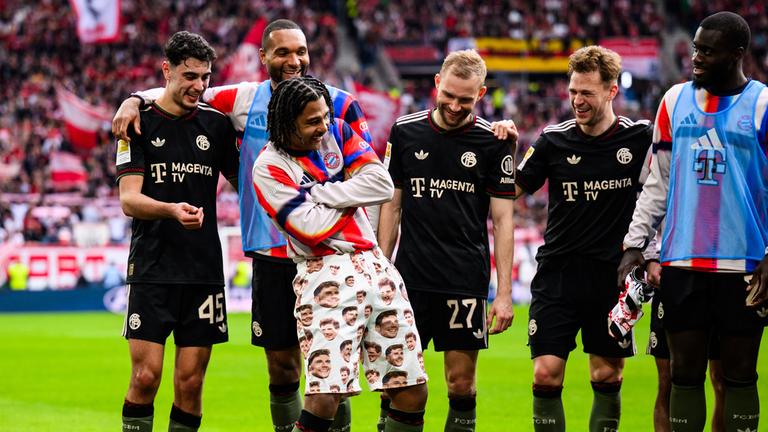 Bayern Spieler Serge Gnabry trägt nach dem Spiel gegen SC Freiburg am 04.04.2026 eine Hose mit dem Gesicht des Bayern Spielers Leon Goretzka.