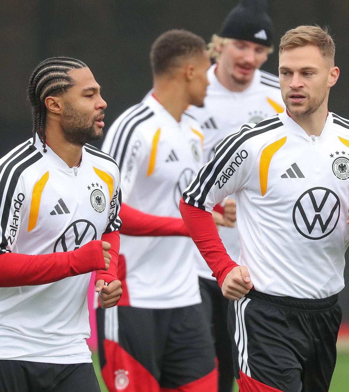 Serge Gnabry (links) und Joshua Kimmich joggen im Training der deutschen Nationalmannschaft