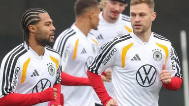 Serge Gnabry (links) und Joshua Kimmich joggen im Training der deutschen Nationalmannschaft