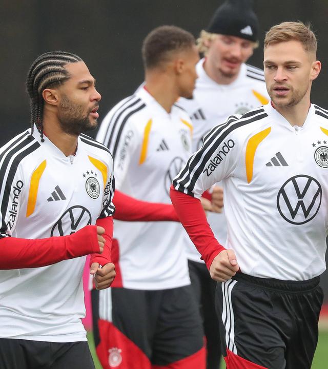 Serge Gnabry (links) und Joshua Kimmich joggen im Training der deutschen Nationalmannschaft