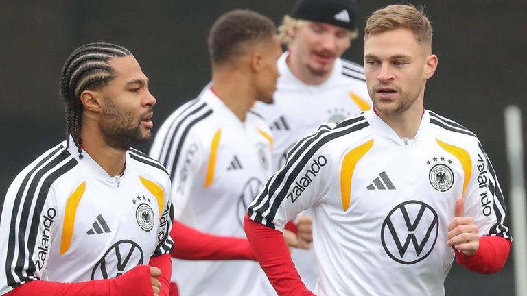 Serge Gnabry (links) und Joshua Kimmich joggen im Training der deutschen Nationalmannschaft