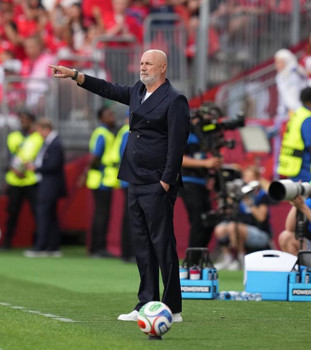 Sergej Barbarez, Cheftrainer von Bosnien-Herzegowina, gestikuliert während des Spiels  zwischen Kanada und Bosnien-Herzegowina im Toronto Stadium am 12. Juni 2026.  
