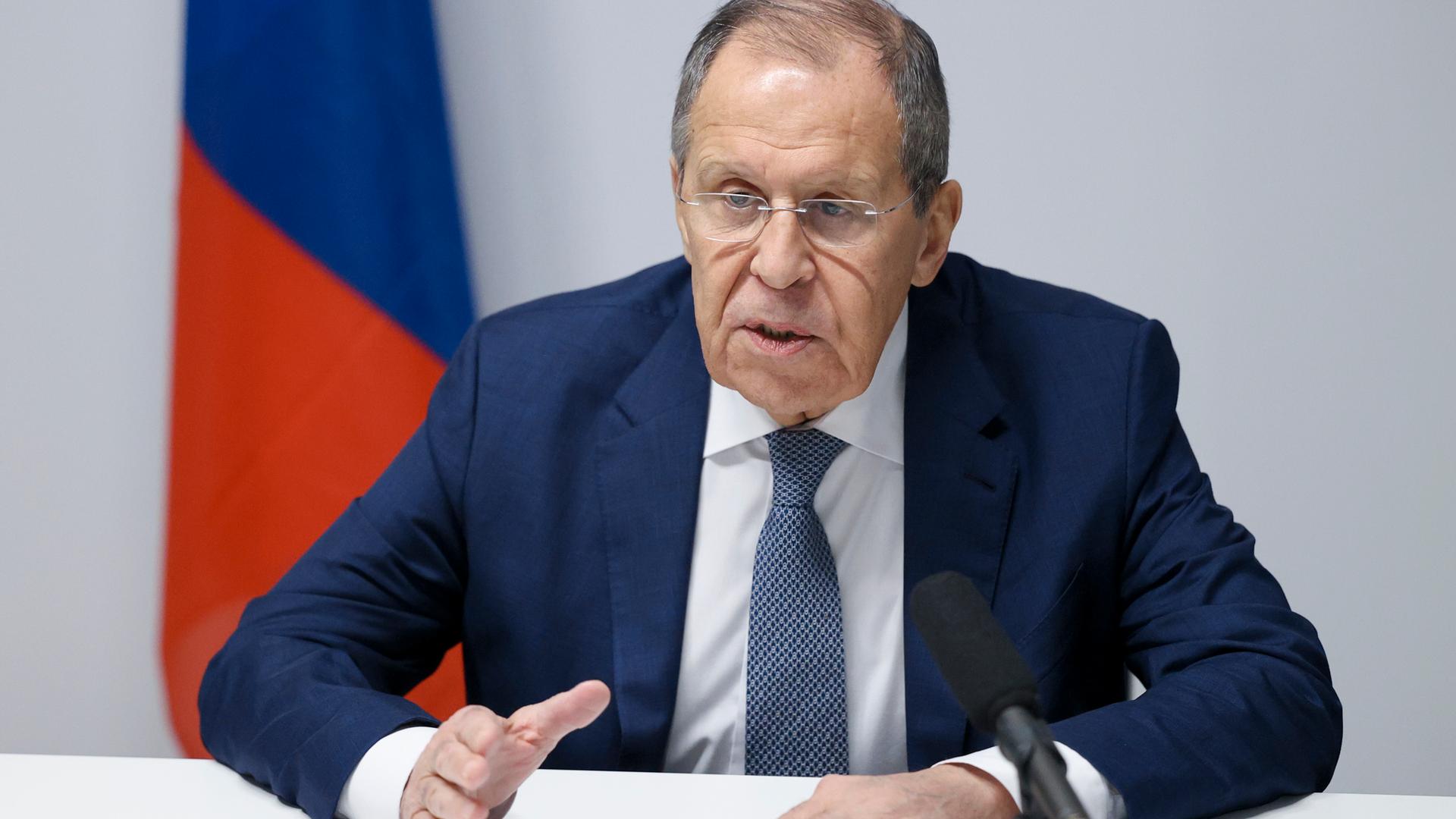 Auf diesem vom Pressedienst des russischen Außenministeriums veröffentlichten Foto gestikuliert der russische Außenminister Sergej Lawrow, während er nach einer Plenarsitzung des 31. Ministergipfels der Organisation für Sicherheit und Zusammenarbeit in Europa (OSZE) zu Journalisten spricht.