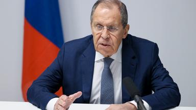 Auf diesem vom Pressedienst des russischen Außenministeriums veröffentlichten Foto gestikuliert der russische Außenminister Sergej Lawrow, während er nach einer Plenarsitzung des 31. Ministergipfels der Organisation für Sicherheit und Zusammenarbeit in Europa (OSZE) zu Journalisten spricht.