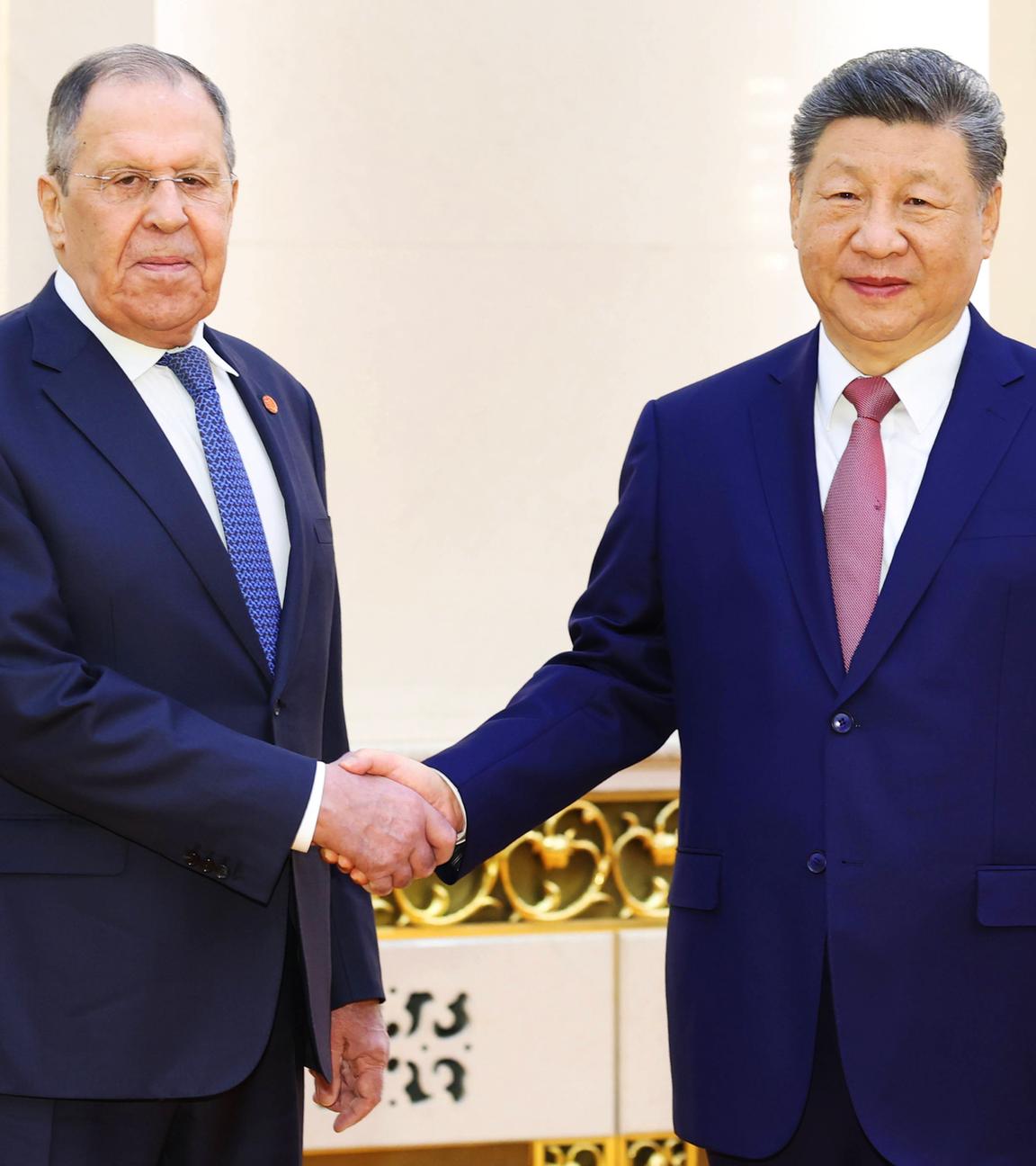 Sergej Lawrow (l) und Xi Jinping, aufgenommen am 15.04.2026