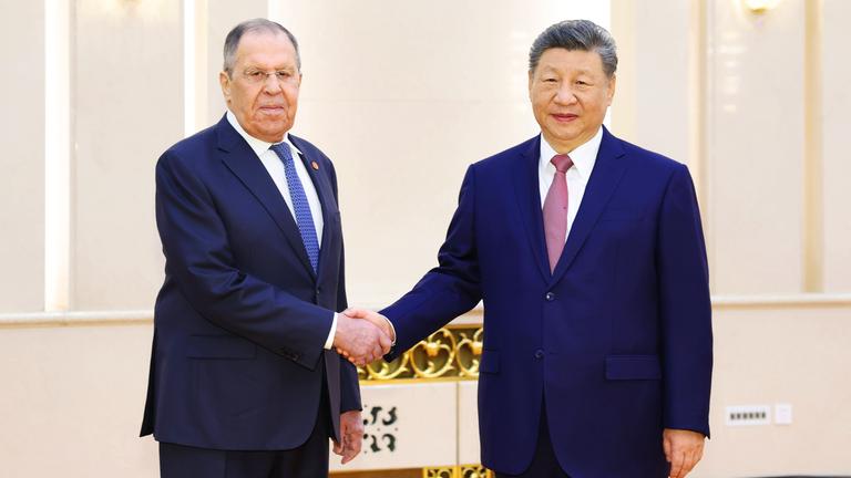 Sergej Lawrow (l) und Xi Jinping, aufgenommen am 15.04.2026