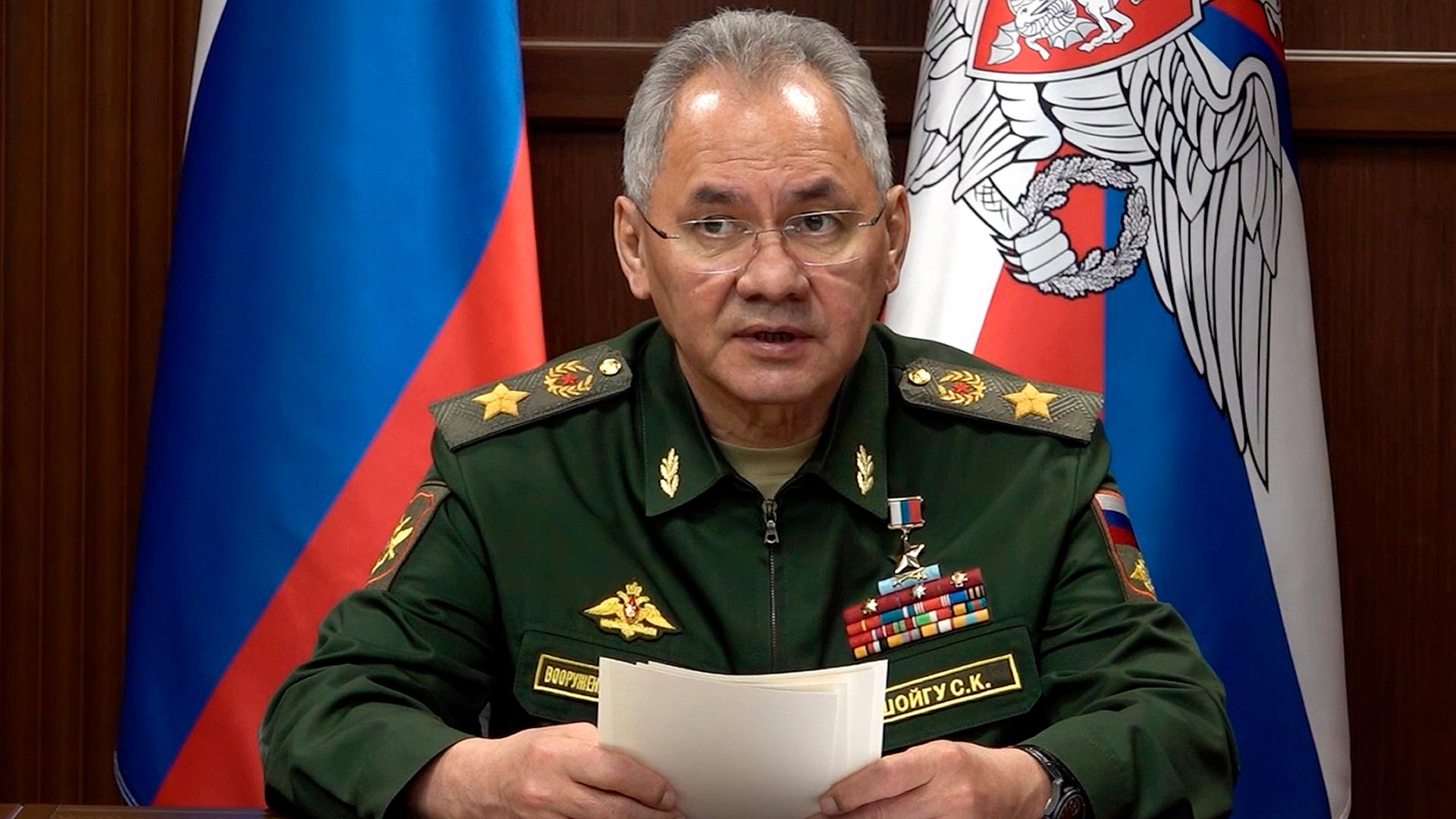 Sergej Schoigu während seines Besuchs des staatlichen Testkosmodroms des Verteidigungsministeriums von Russland in der Startanlage von Plesetsk an einer Sitzung teil am 24.04.2024.