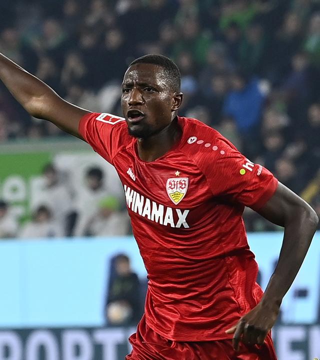 Stuttgarts Serhou Guirassy jubelt nach seinem Tor zum 0:1 gegen Wolfsburg am 02.03.2024.