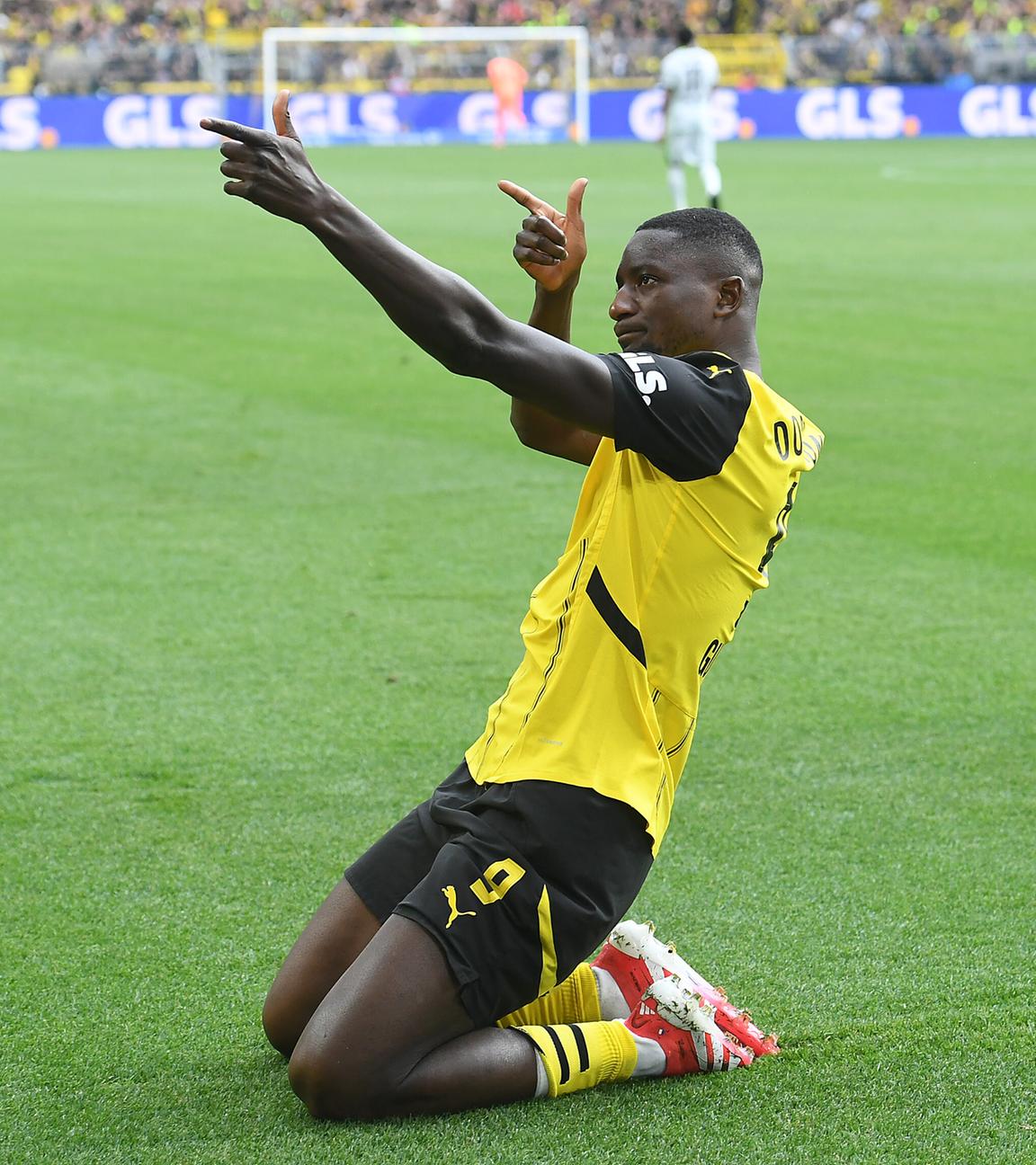 Torjubel zum 1:0 durch Serhou Guirassy ( Borussia Dortmund ).
