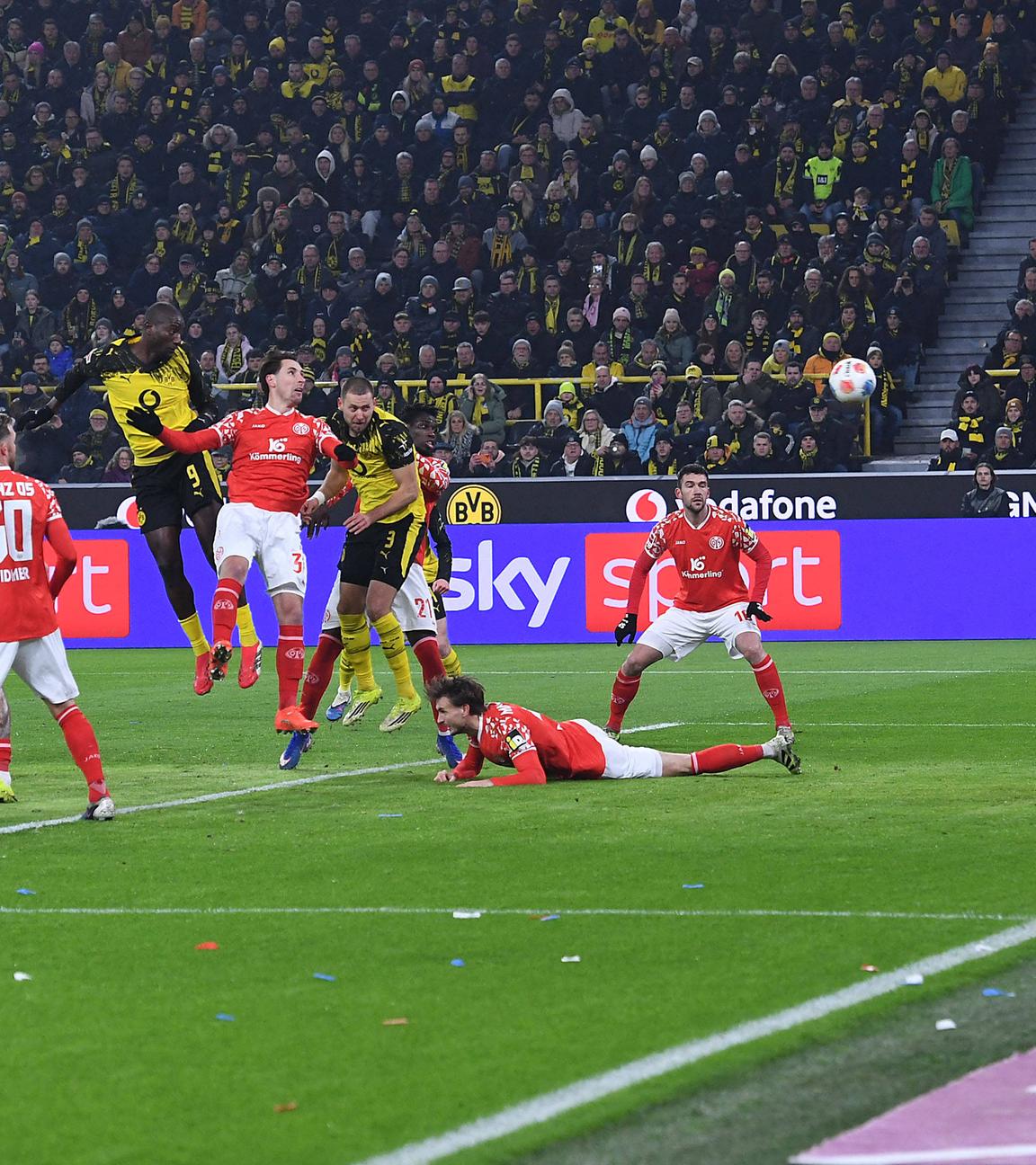 Dortmunds Stürmer Serhou Guirassy erzielt im Bundesligaspiel gegen den 1.FSV Mainz 05 das 1:0 per Kopf