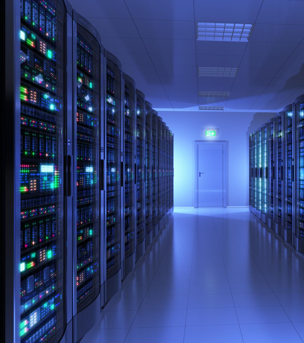 Der Serverraum eines Rechenzentrums ist zu sehen, der Gang leuchtet blau. An der Wand links und rechts stehen die ebenfalls leuchtenden Server.