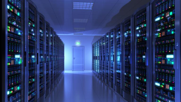 Der Serverraum eines Rechenzentrums ist zu sehen, der Gang leuchtet blau. An der Wand links und rechts stehen die ebenfalls leuchtenden Server.