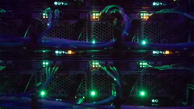 LEDs leuchten in einem Serverschrank in einem Rechenzentrum in Frankfurt am Main am 23.01.2023.
