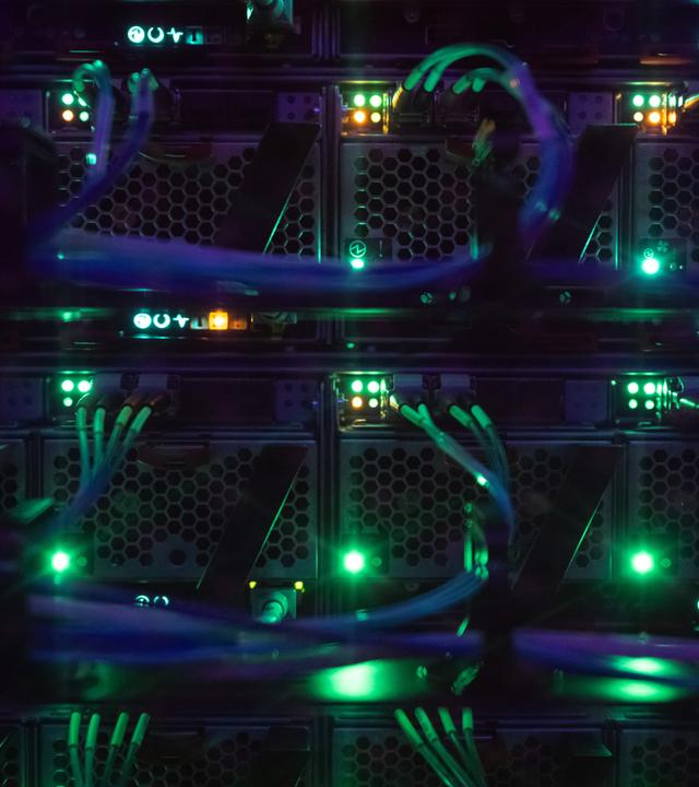 LEDs leuchten in einem Serverschrank in einem Rechenzentrum in Frankfurt am Main am 23.01.2023.