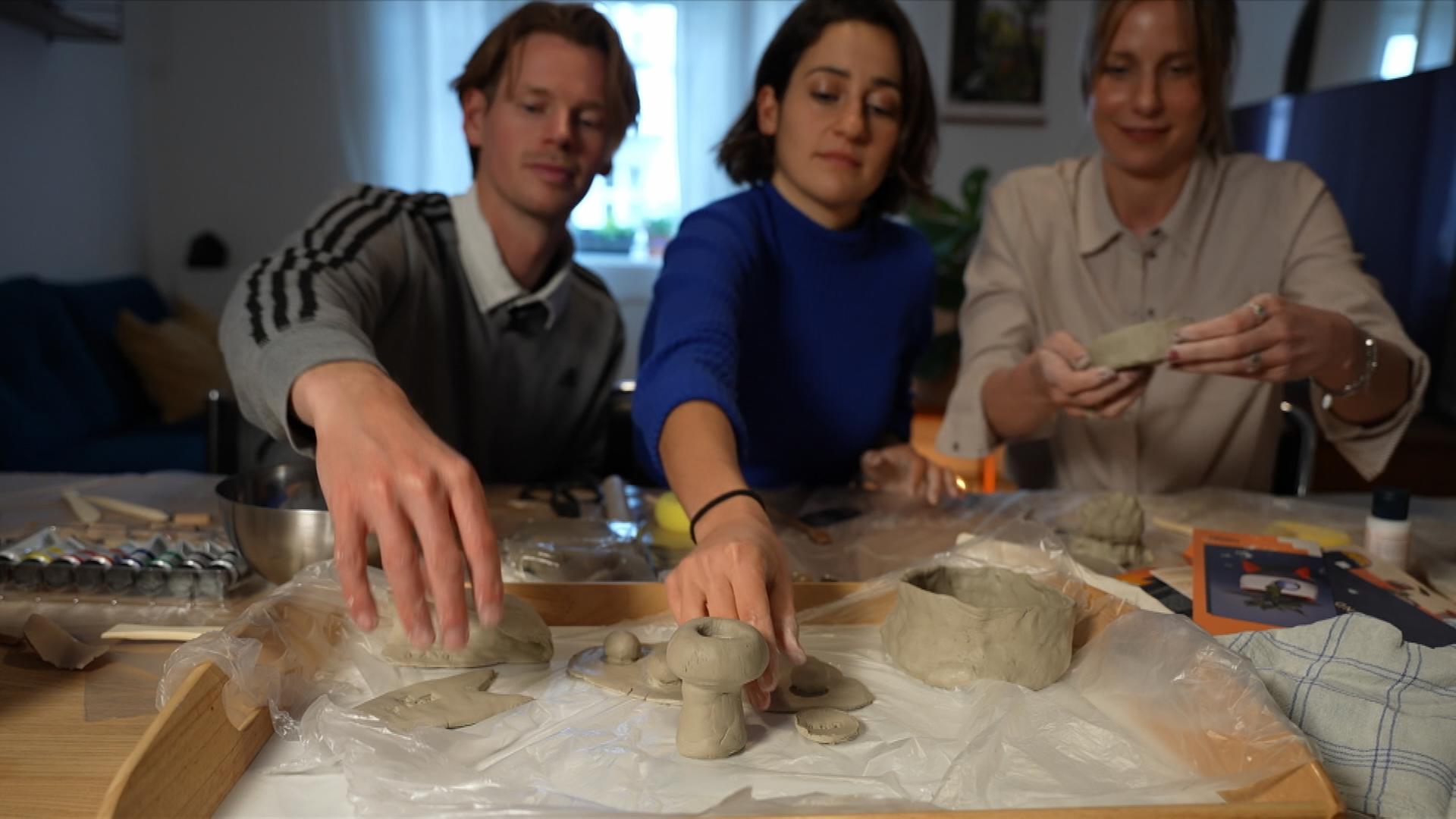 Menschen beim Töpfern