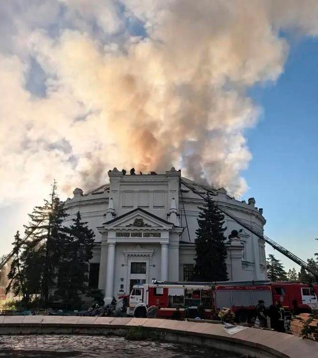 Feuerwehrleute löschen ein Feuer, nachdem ein ukrainischer Drohnenangriff das Gebäude des Panoramas «Verteidigung von Sewastopol 1854-1855» getroffen haben soll.
