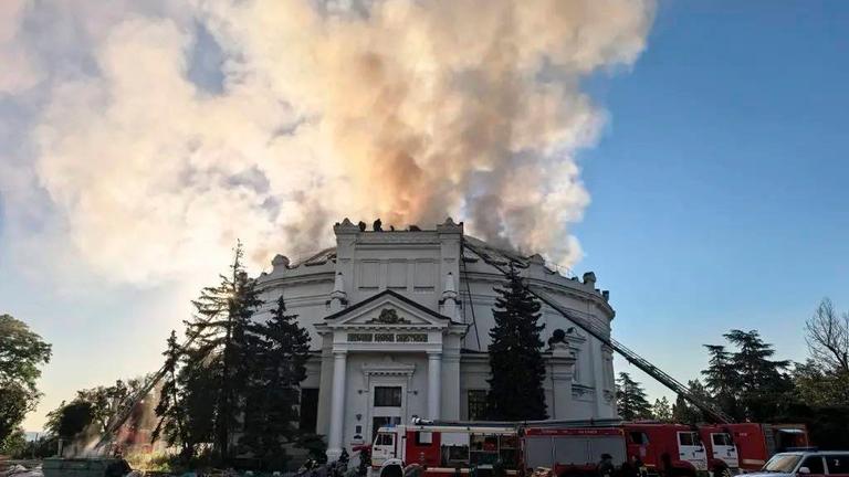 Feuerwehrleute löschen ein Feuer, nachdem ein ukrainischer Drohnenangriff das Gebäude des Panoramas «Verteidigung von Sewastopol 1854-1855» getroffen haben soll.