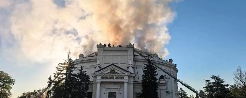 Feuerwehrleute löschen ein Feuer, nachdem ein ukrainischer Drohnenangriff das Gebäude des Panoramas «Verteidigung von Sewastopol 1854-1855» getroffen haben soll.