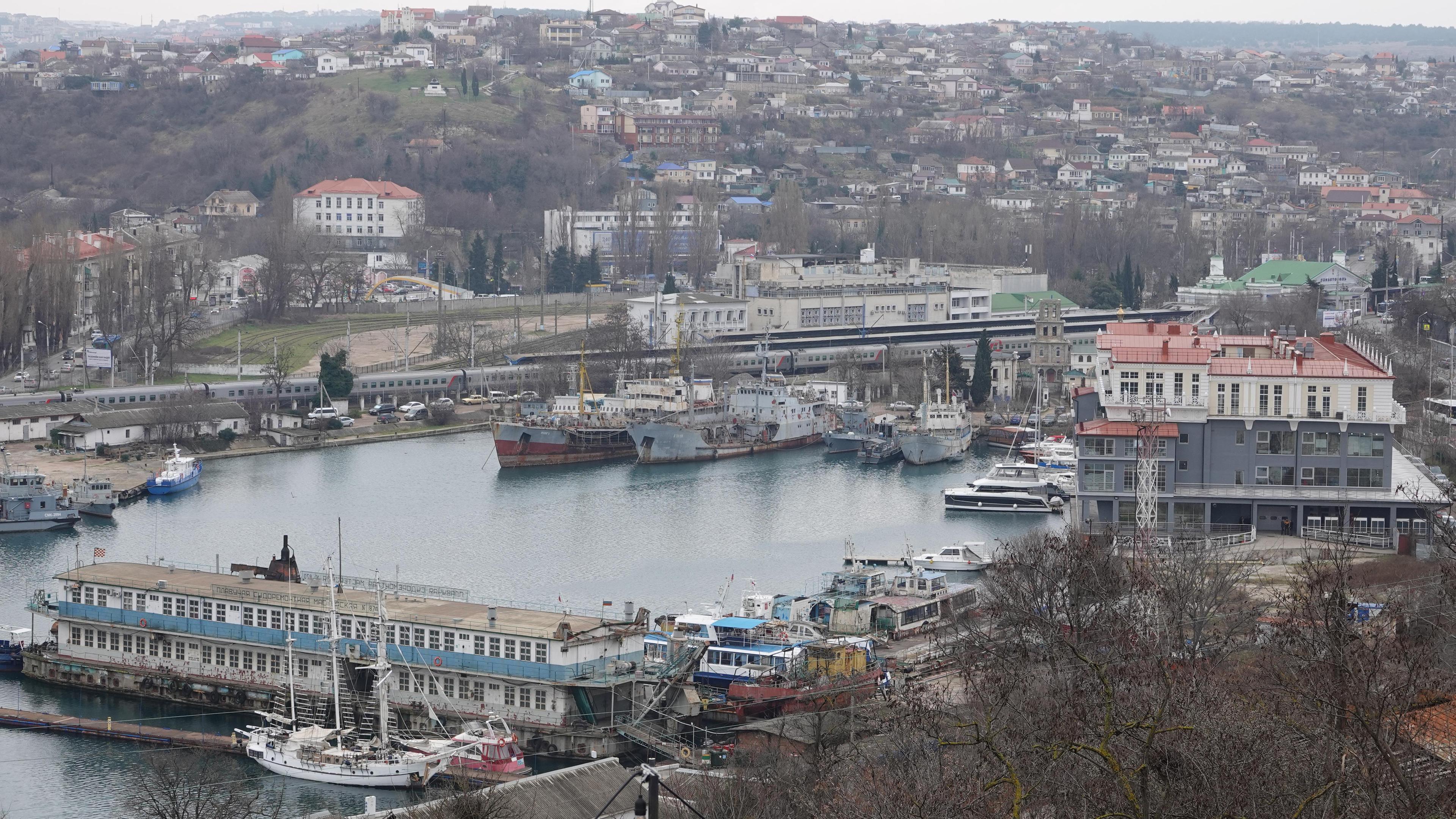 Ukraine, Sewastopol: Blick auf die Hafenstadt Sewastopol in der seit 2014 von Russland annektierten Krim.