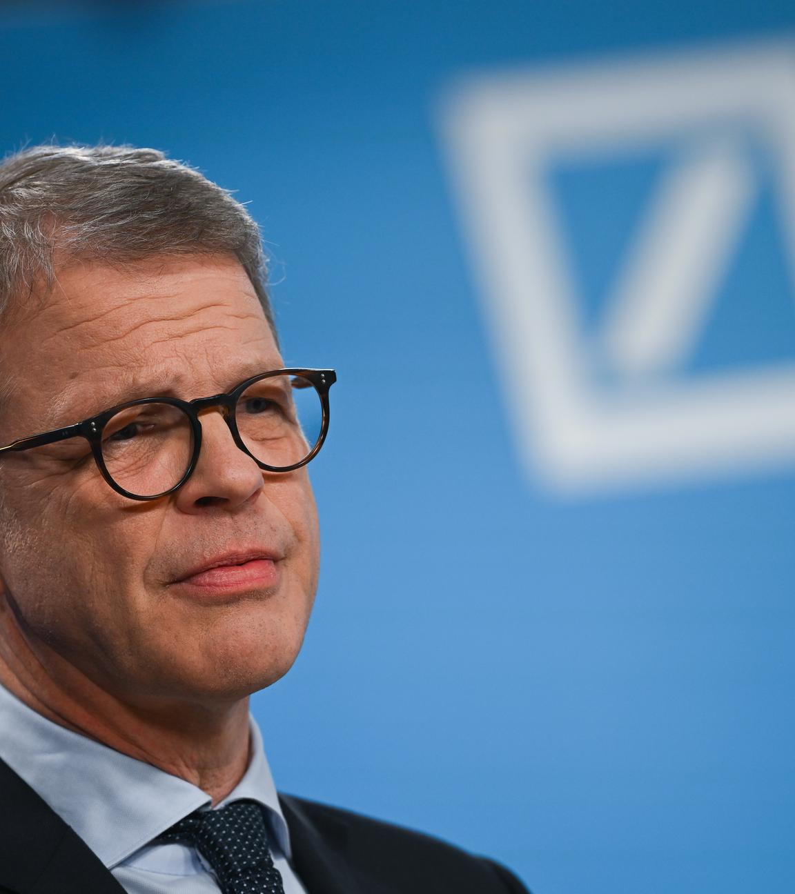 Christian Sewing, Vorsitzender des Vorstands der Deutschen Bank, spricht in der Zentrale der Deutschen Bank während der Jahrespressekonferenz. 