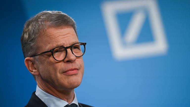 Christian Sewing, Vorsitzender des Vorstands der Deutschen Bank, spricht in der Zentrale der Deutschen Bank während der Jahrespressekonferenz. 