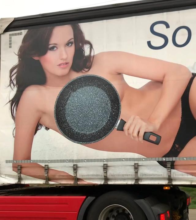 Lkw mit sexistischer Werbung