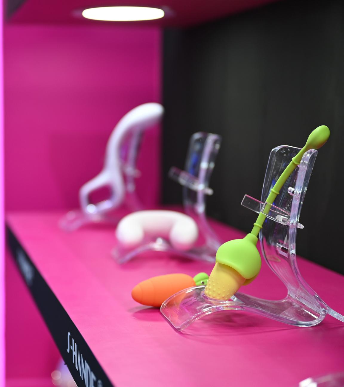 Sexspielzeuge in Form von Gemüse und Früchten stehen auf einem Messestand der API Expo in Shanghai, China