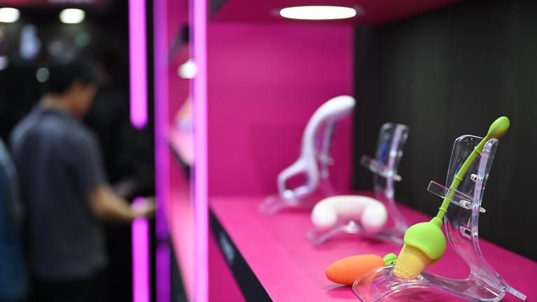 Sexspielzeuge in Form von Gemüse und Früchten stehen auf einem Messestand der API Expo in Shanghai, China