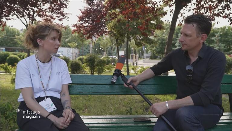 Reporter Timm Kröger im Gespräch mit einer Ukrainerin