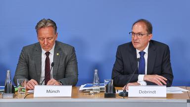 Holger Münch, Präsident des Bundeskriminalamtes und Bundesinnenminister Alexander Dobrindt stellen das aktuelle Lagebild zu sexualisierter Gewalt vor.