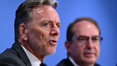 Holger Münch, Präsident des Bundeskriminalamtes und Bundesinnenminister Alexander Dobrindt stellen das aktuelle Lagebild zu sexualisierter Gewalt vor.