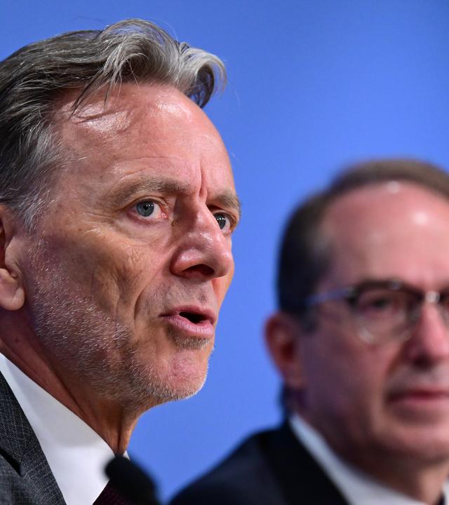 Holger Münch, Präsident des Bundeskriminalamtes und Bundesinnenminister Alexander Dobrindt stellen das aktuelle Lagebild zu sexualisierter Gewalt vor.