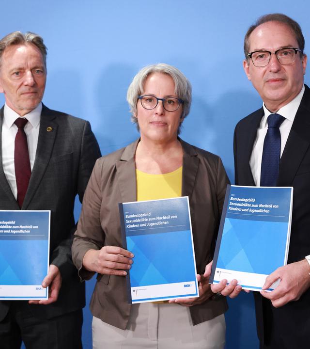 Der Präsident des Bundeskriminalamts (BKA), Holger Münch, die Unabhängige Beauftragte der Bundesregierung für Fragen des sexuellen Kindesmissbrauchs, Kerstin Claus, und Bundesinnenminister Alexander Dobrindt präsentieren am 21. Juli 2026 bei einer Pressekonferenz in der Bundespressekonferenz in Berlin den Bericht zu Sexualstraftaten gegen Kinder und Jugendliche im Jahr 2025.