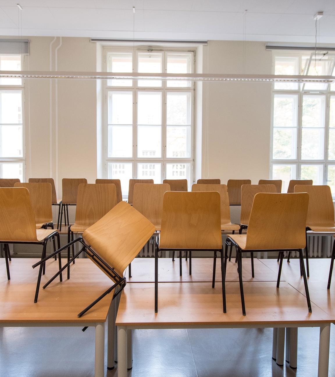 Ein leeres Klassenzimmer in einer Berliner Schule. (Archivbild)